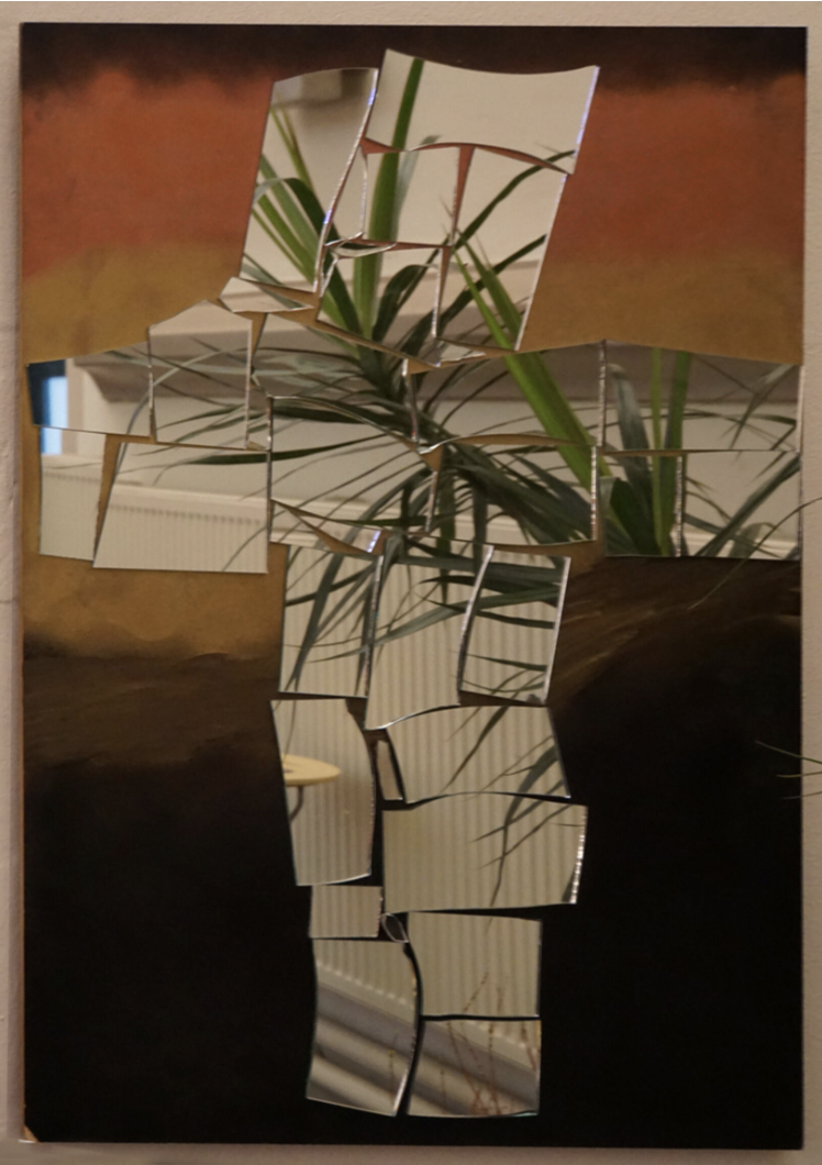 Bild mit zusammengesetzten Spiegelstücken, die eine grüne Zimmerpflanze und Teile eines Raumes reflektieren.